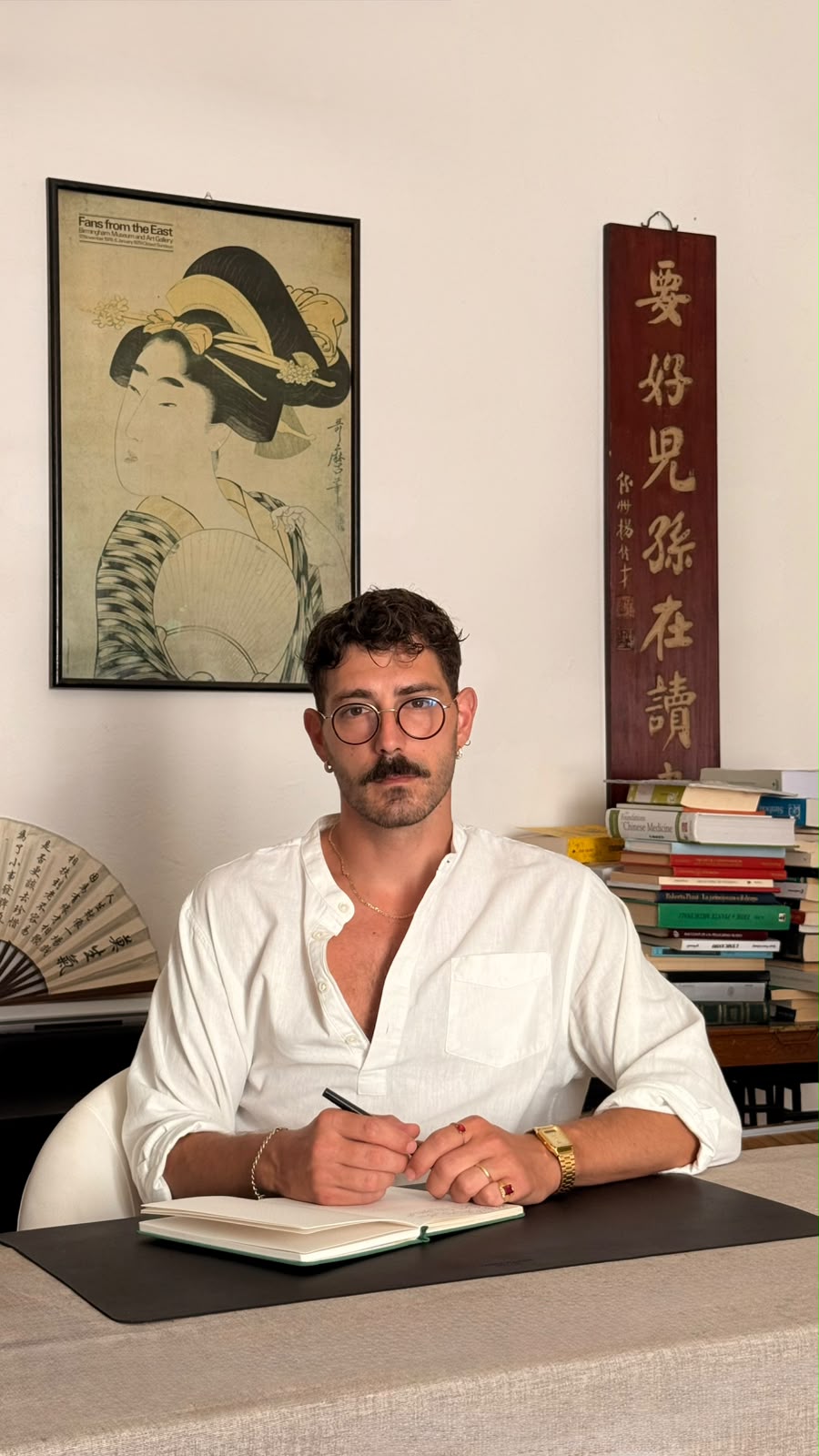 Emanuele Innocenti naturopata nel suo studio